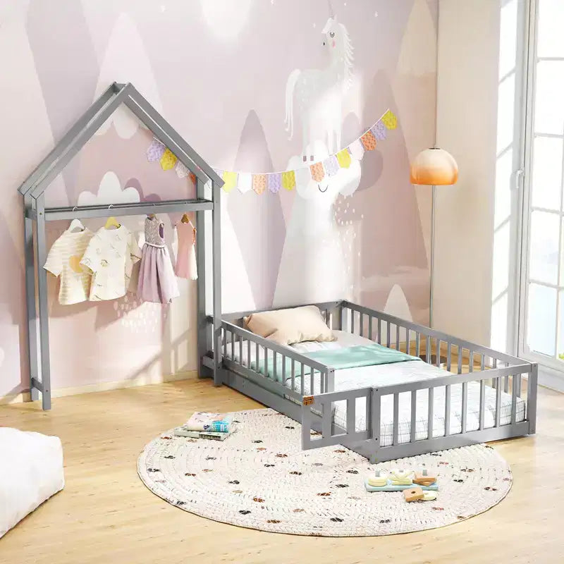 Letto a castello singolo a forma di casetta con cancello e appendiabiti, beige/grigio/rosa/bianco, per 1 bambino