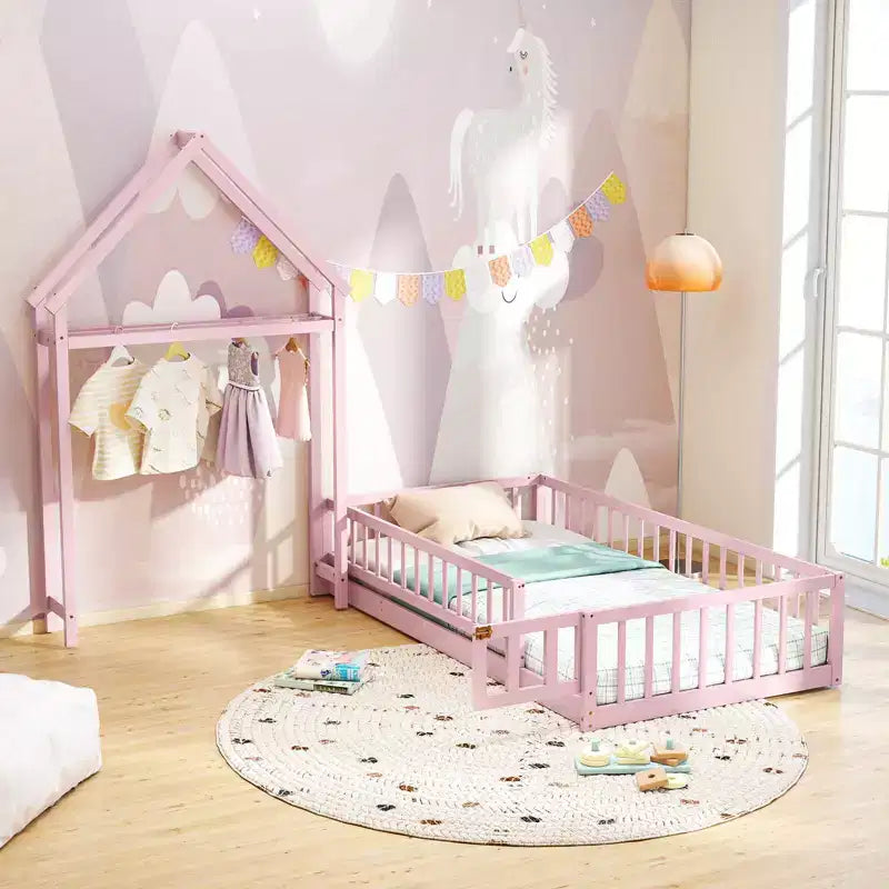 Letto a castello singolo a forma di casetta con cancello e appendiabiti, beige/grigio/rosa/bianco, per 1 bambino