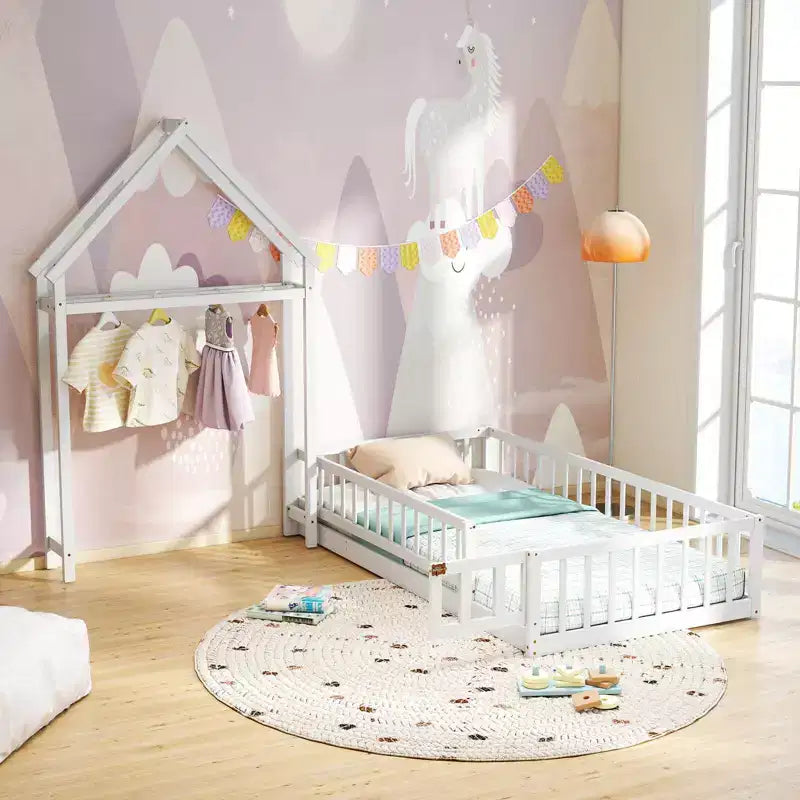 Letto a castello singolo a forma di casetta con cancello e appendiabiti, beige/grigio/rosa/bianco, per 1 bambino