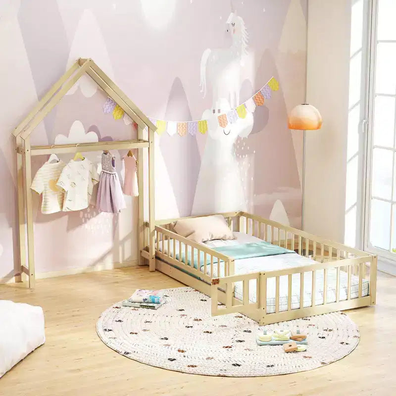 Letto a castello singolo a forma di casetta con cancello e appendiabiti, beige/grigio/rosa/bianco, per 1 bambino
