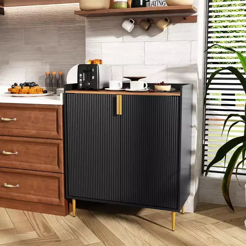 Credenza portavino da terra con ante a scanalatura nere e verdi e portabicchieri