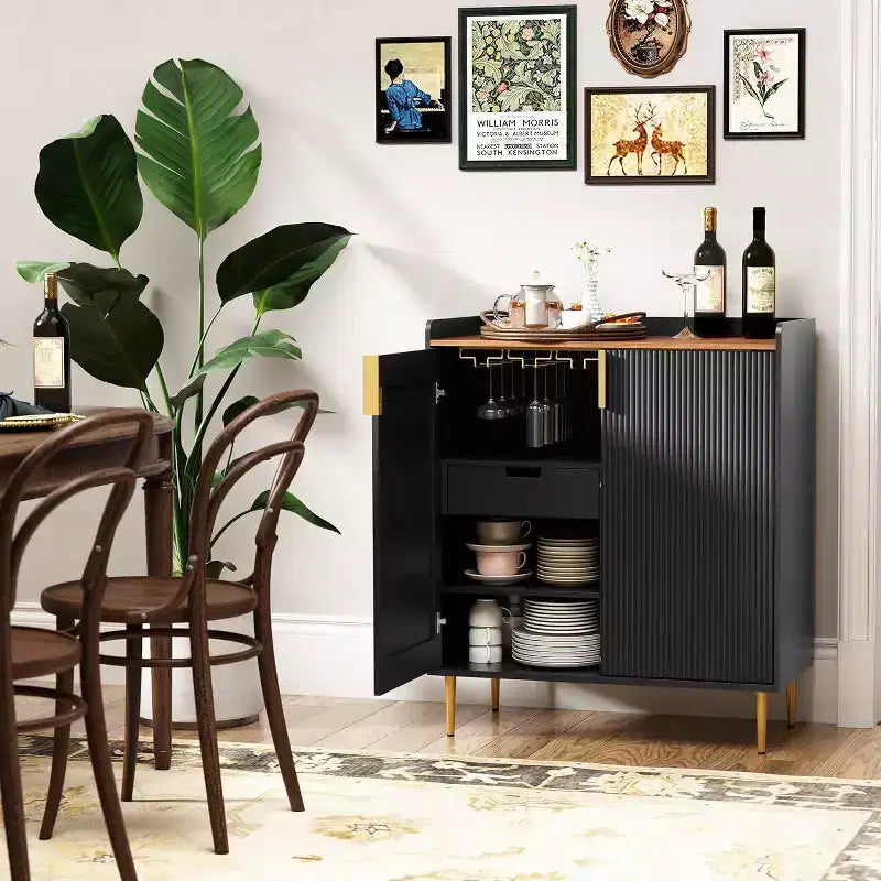 Credenza portavino da terra con ante a scanalatura nere e verdi e portabicchieri