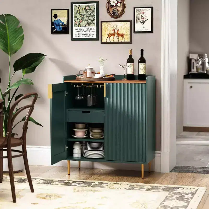 Credenza portavino da terra con ante a scanalatura nere e verdi e portabicchieri