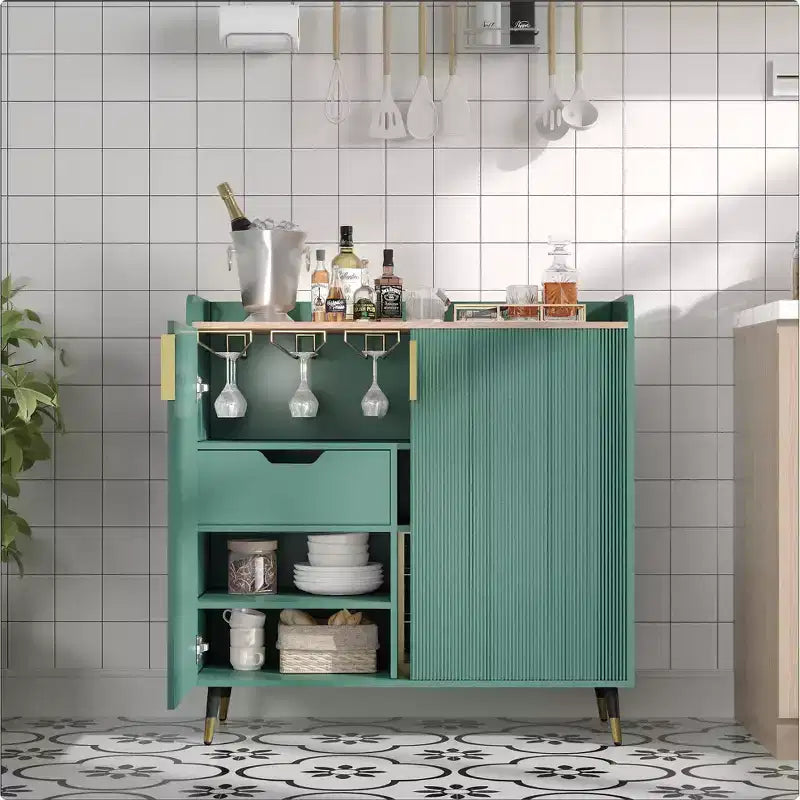 Credenza portavino da terra con ante a scanalatura nere e verdi e portabicchieri