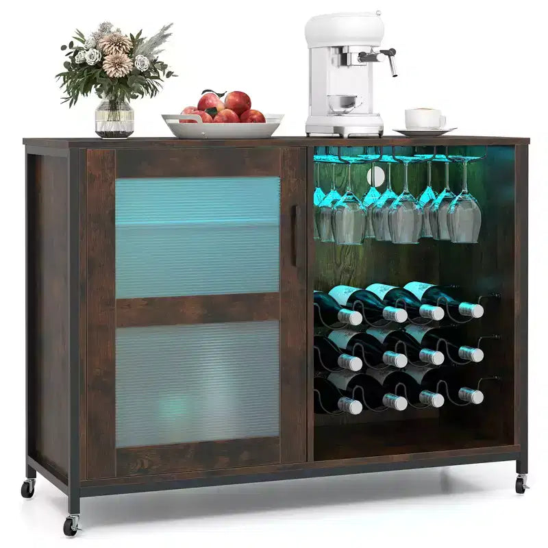 Mobile bar marrone rustico con luci LED RGB e ruote, contiene 15 bicchieri e 12 bottiglie