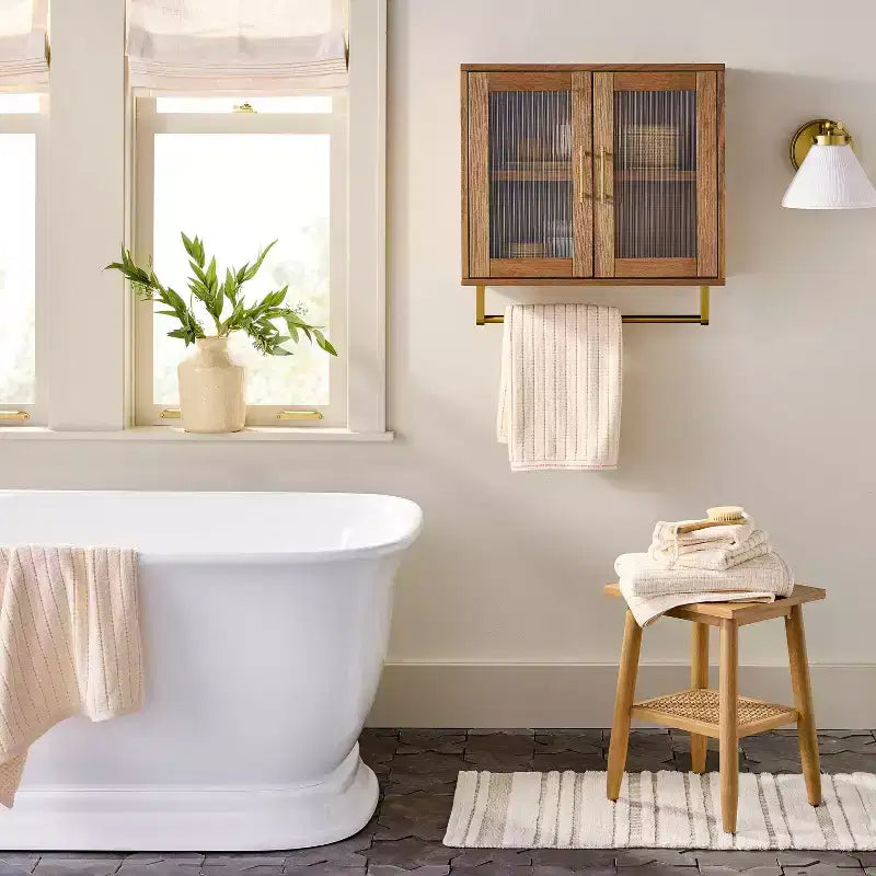 Pensile da bagno in vetro rigato marrone – 2 ante, 2 ripiani, a muro